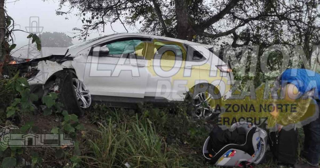 Estrella su camioneta en árbol en la Tuxpan – Tampico