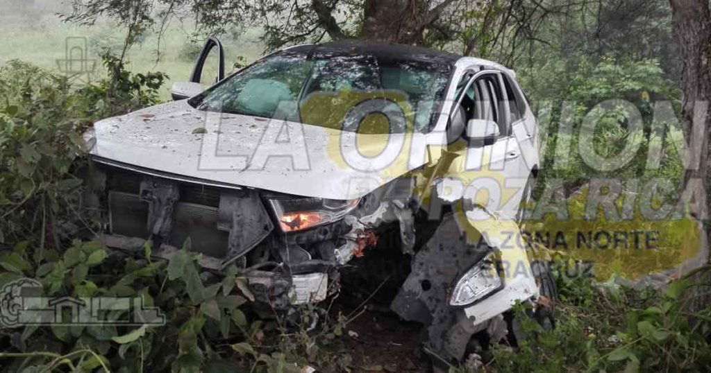 Estrella su camioneta en árbol en la Tuxpan – Tampico