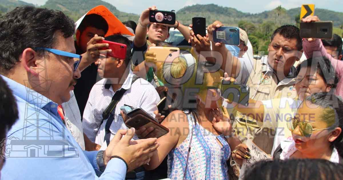 Reporteros mantiene protesta en la carretera federal