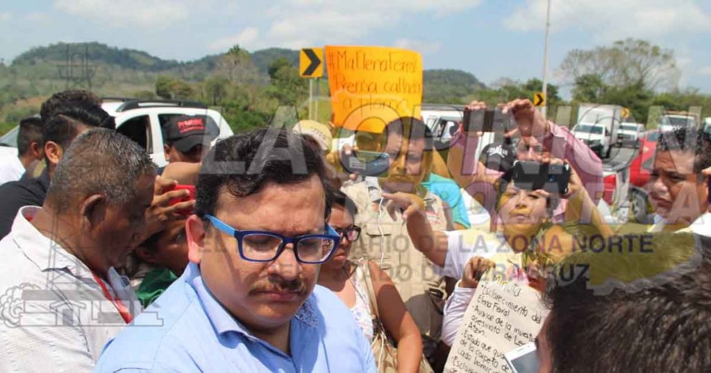 Reporteros mantiene protesta en la carretera federal
