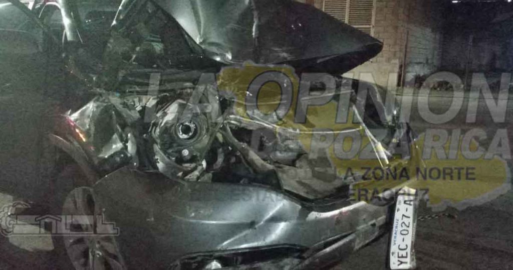 Jubilado de Pemex destrozó su camioneta en boulevard Rafael Nieto