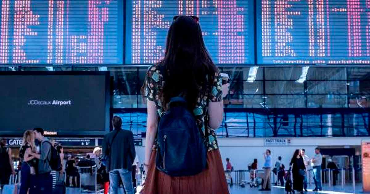 Jóvenes aprovechan precios bajos en vuelos por coronavirus para viajar por el mundo