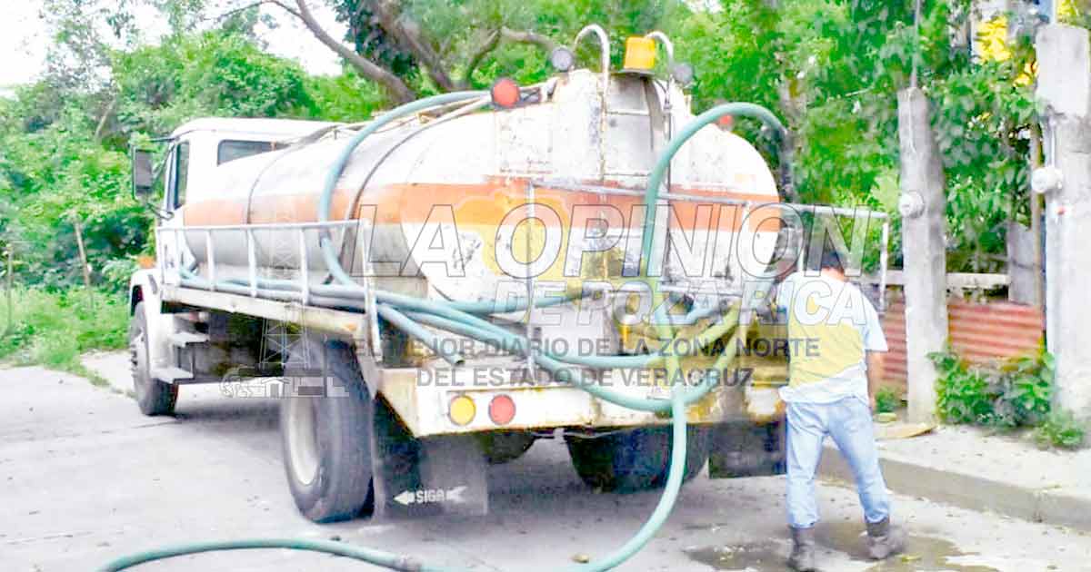 Les llevan el agua en pipa