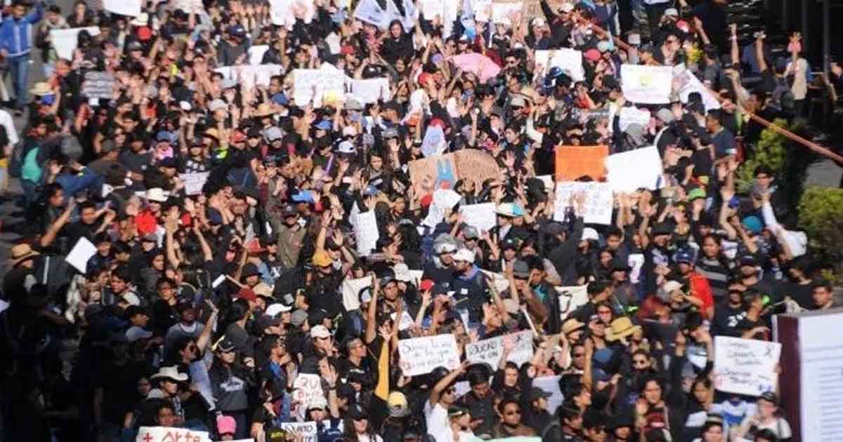 Cientos de estudiantes participan en Megamarcha en Puebla