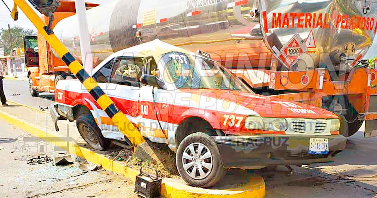 Pipa destroza taxi en Tuxpan