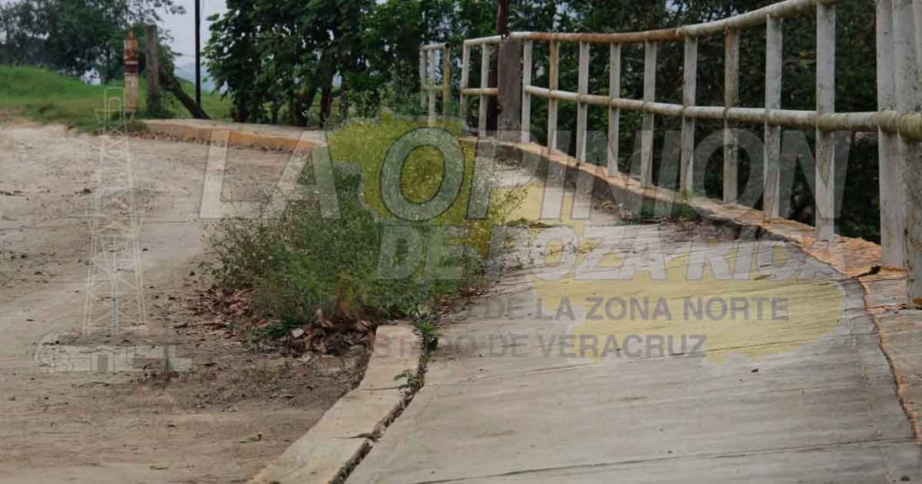 Puente a punto de colapsar: une a la colonia Fausto Dávila Solís y Vicente Herrera