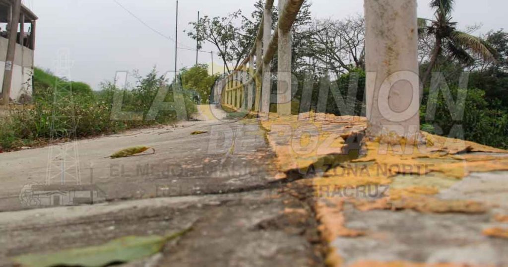 Puente a punto de colapsar: une a la colonia Fausto Dávila Solís y Vicente Herrera