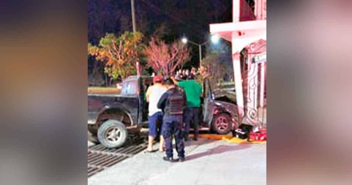 Roba una camioneta, se impacta y muere en accidente