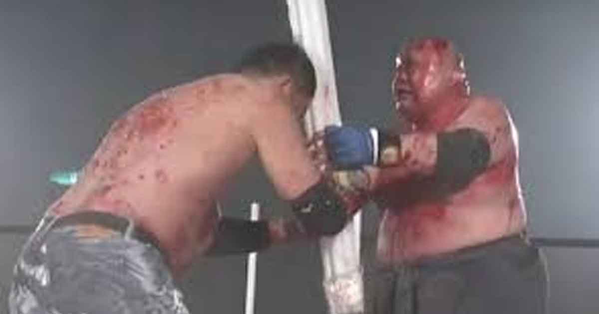 Sangriento combate de lucha libre en Japón: golpes con tubos fluorescentes