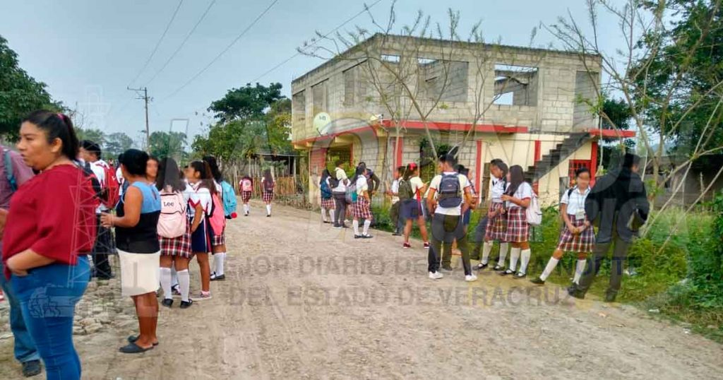 Se manifiestan por la falta de docente de un Telebachillerato