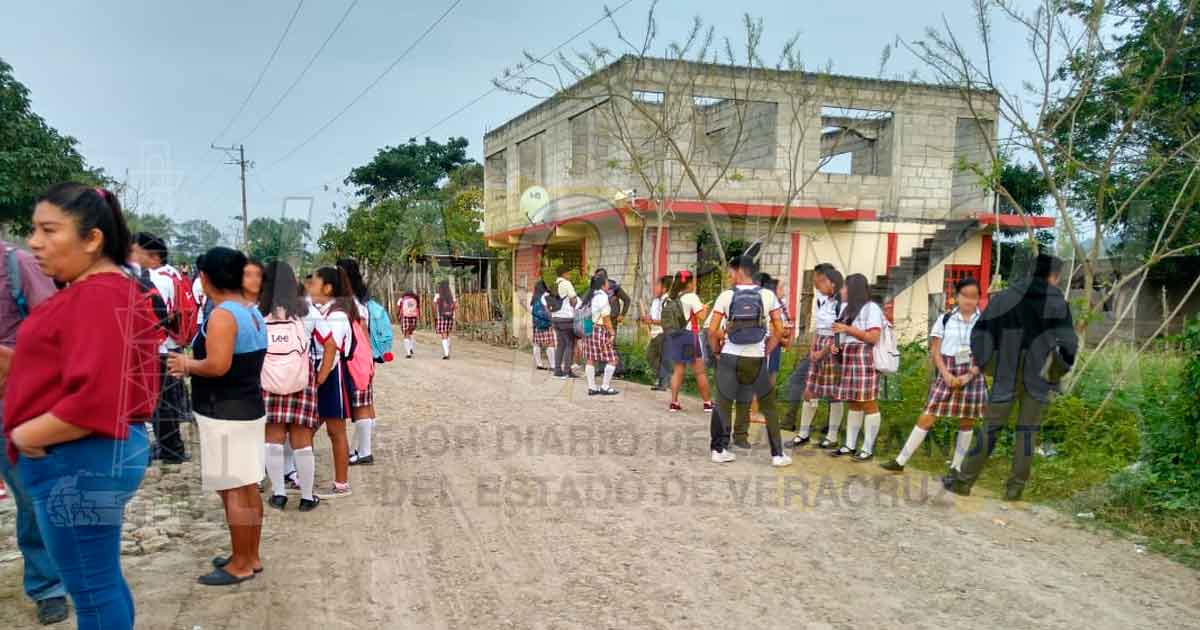 Se manifiestan por la falta de docente de un Telebachillerato