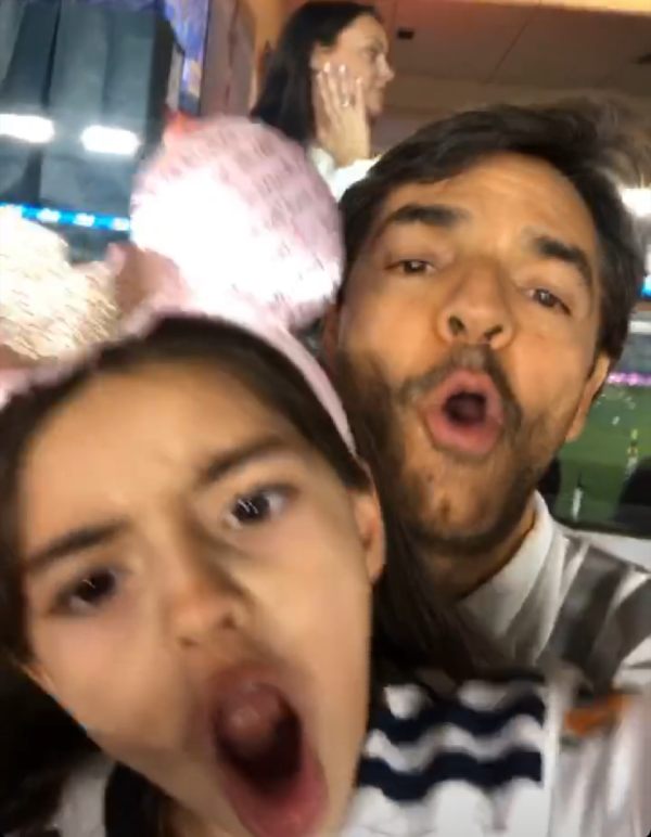 Eugenio Derbez y su hija Aitana asisten al debut del 'Chicharito' con el Galaxy