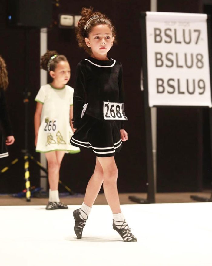Jacky Bracamontes orgullosa de su hija en un concurso de baile