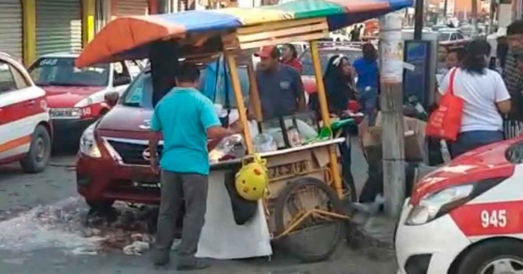 Taxista embiste carrito ambulante de comerciante en Tuxpan