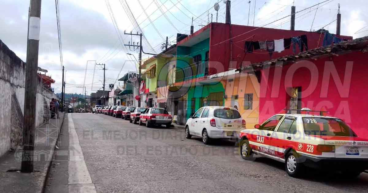 Taxista sufrió una descompensación en la base de carros en Tlapacoyan