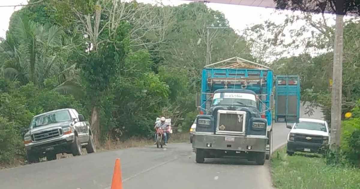 Transportistas de naranja se estacionan mal y ponen en peligro la vida de automovilistas