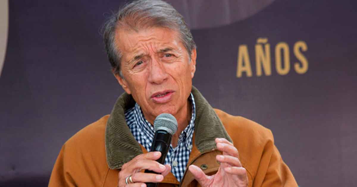 Video: Napoleón se echa un “palomazo” con artista callejero