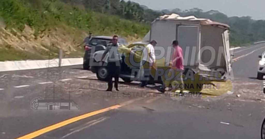 Vuelca camioneta en la autopista Tuxpan-Tampico