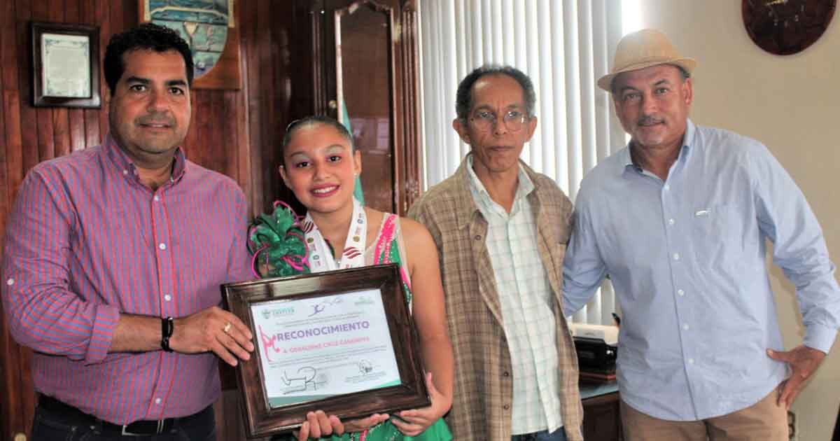 Reconoce alcalde de Naranjos a Gimnasta destacada