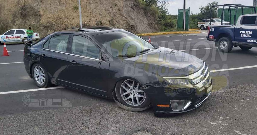 Aseguran vehículo Ford Fusión en la autopista México-Tuxpan