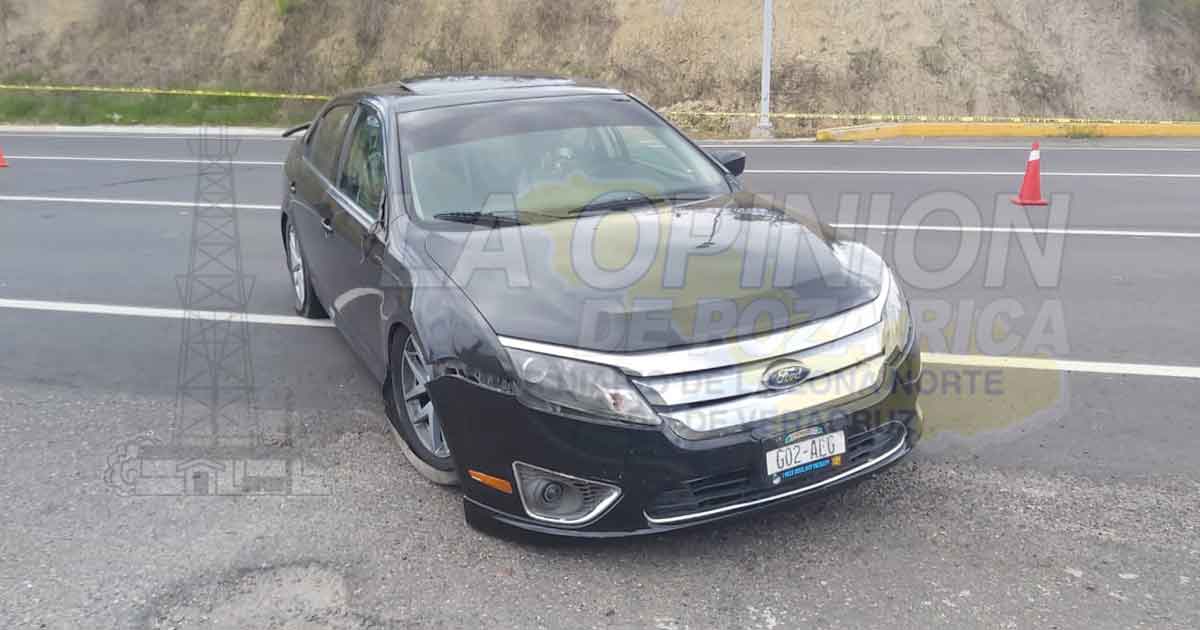 Aseguran vehículo Ford Fusión en la autopista México-Tuxpan