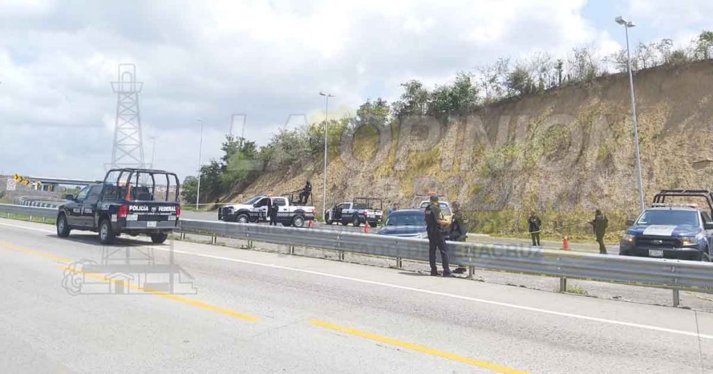 Aseguran vehículo Ford Fusión en la autopista México-Tuxpan