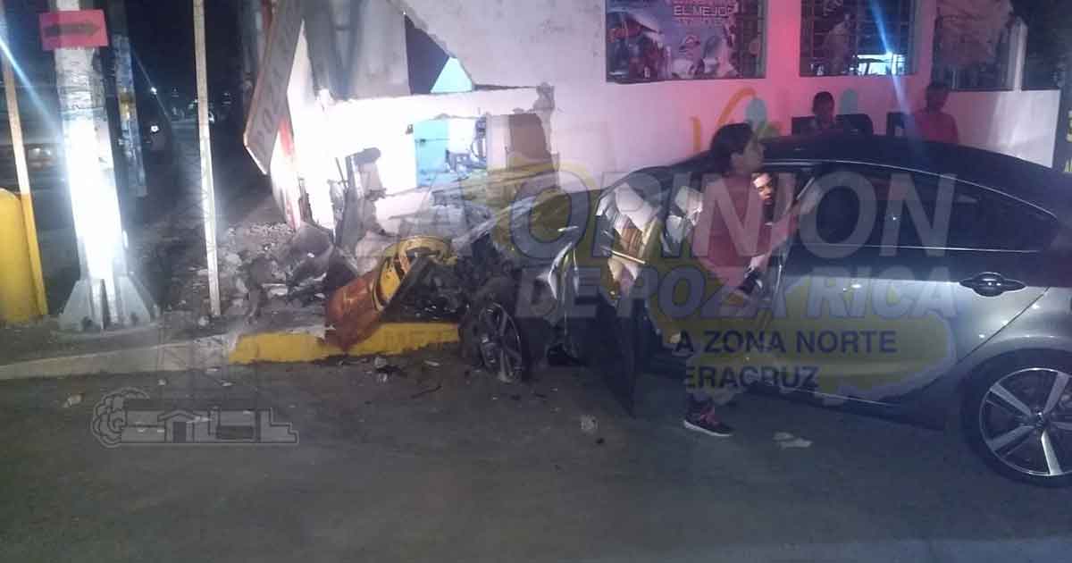 Estampa su coche contra una barda