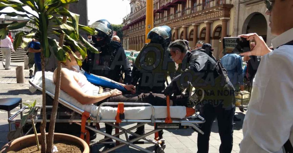 Otra de taxistas: joven ciclista choca contra portezuela mal abierta