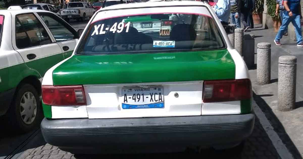 Otra de taxistas: joven ciclista choca contra portezuela mal abierta