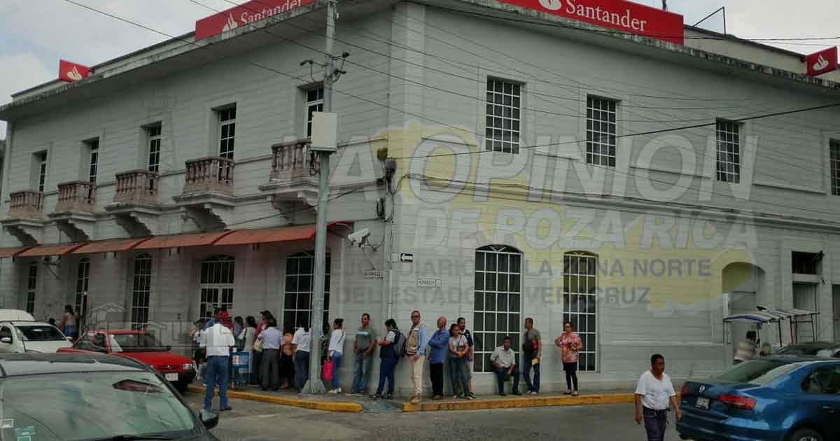 Cuentahabientes molestos por largas filas