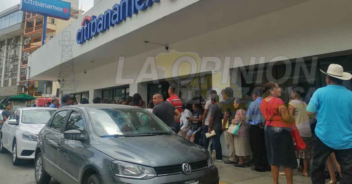 Cuentahabientes molestos por largas filas