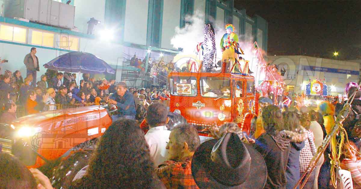 Vistoso desfile multicolor de los petroleros durante el papaqui