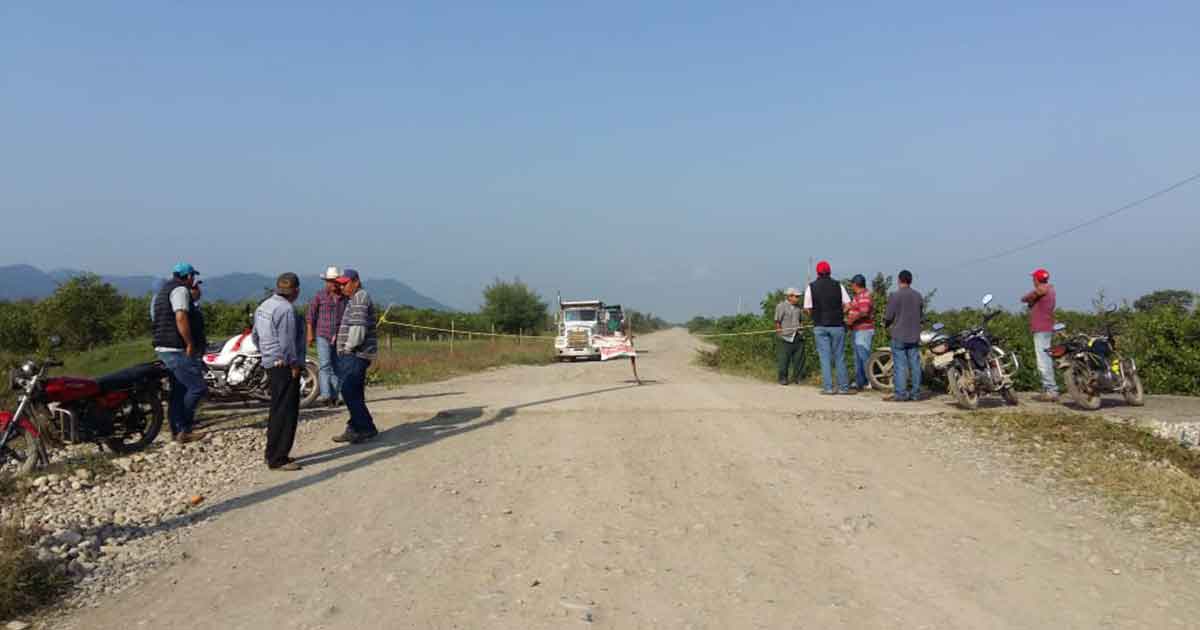 Bloquean accesos a Tuxpan y Álamo