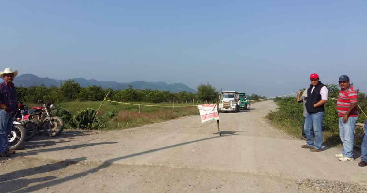 Bloquean accesos a Tuxpan y Álamo