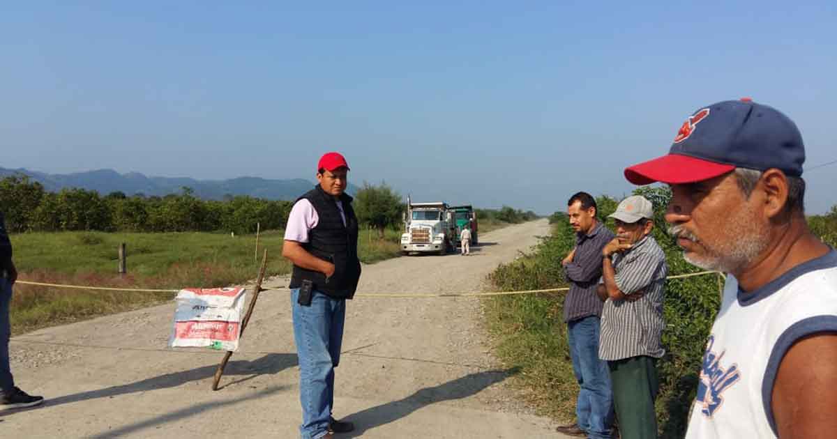 Bloquean accesos a Tuxpan y Álamo