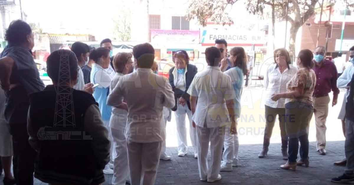 También en el hospital San Bruno en Xalapa, trabajadores laboran sin cubrebocas ni gel