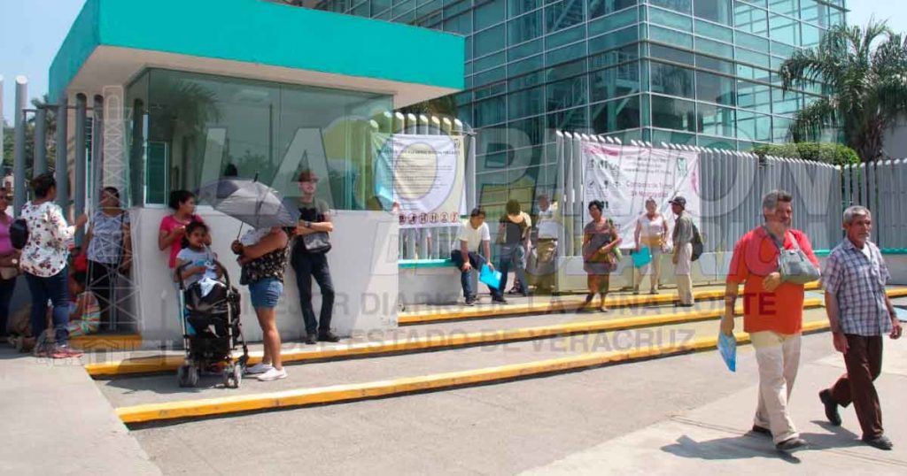 Bajo el sol esperan cita en el IMSS