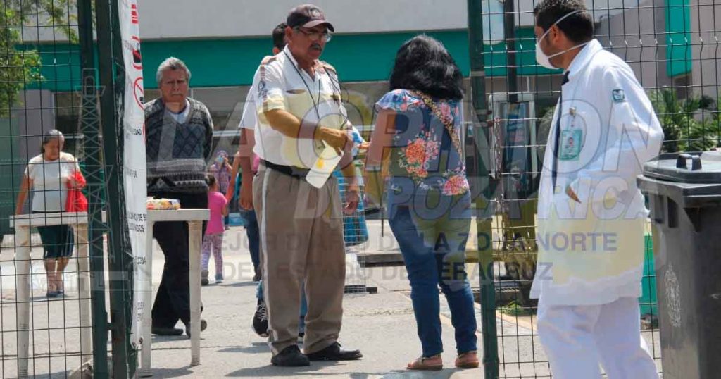 Bajo el sol esperan cita en el IMSS
