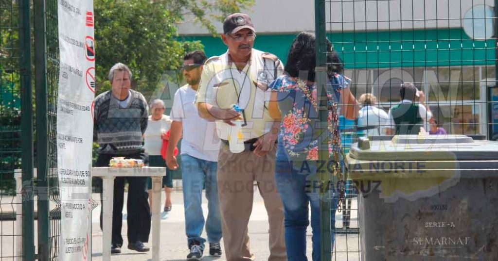 Bajo el sol esperan cita en el IMSS