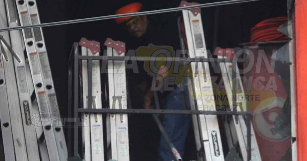 Voraz incendio consume tienda de materiales