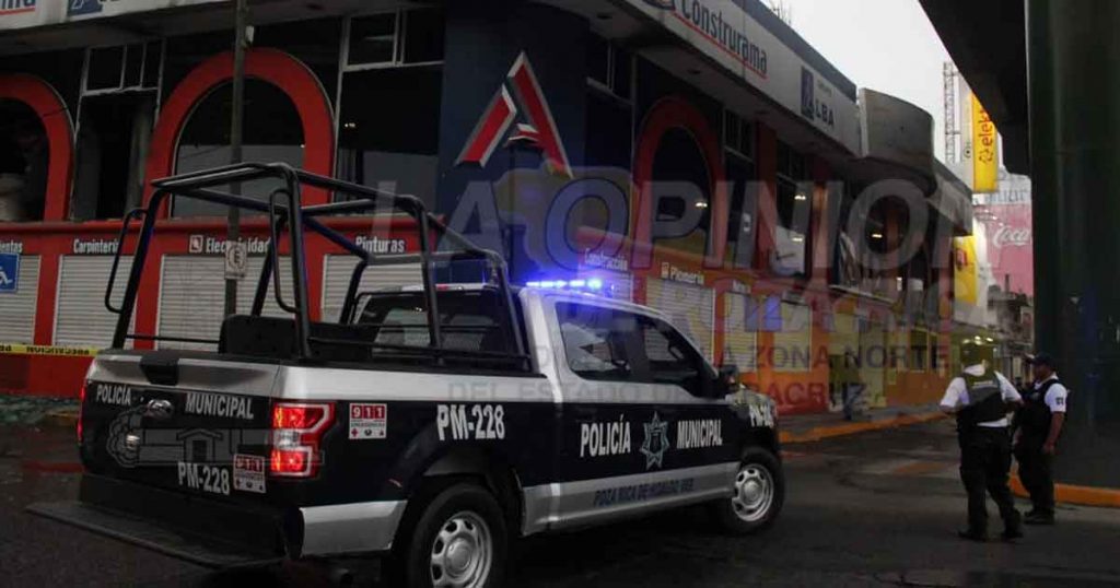 Voraz incendio consume tienda de materiales