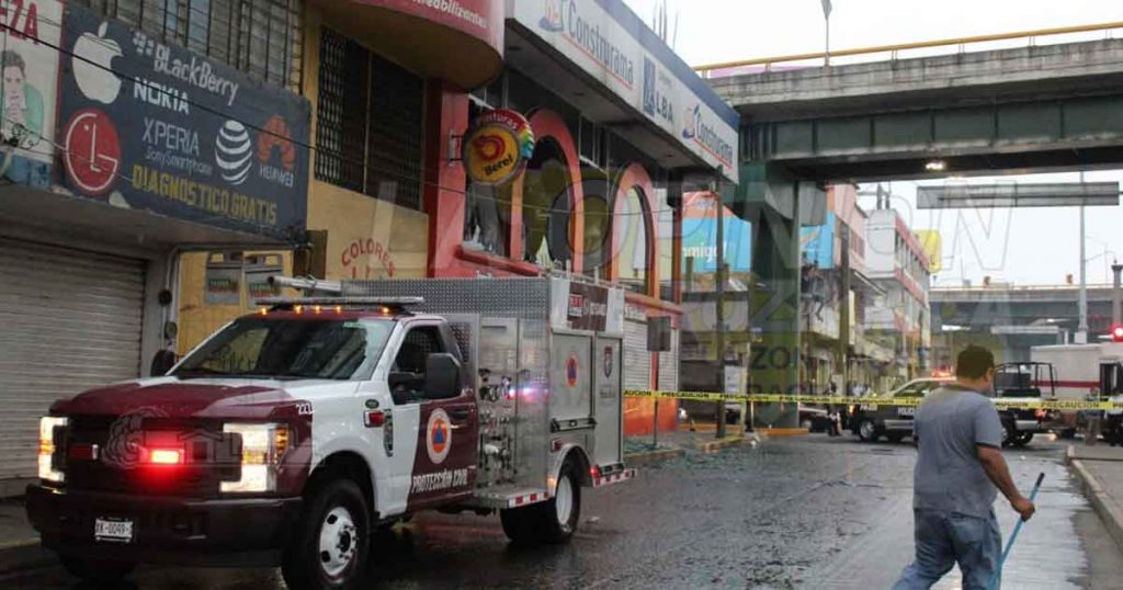 Voraz incendio consume tienda de materiales