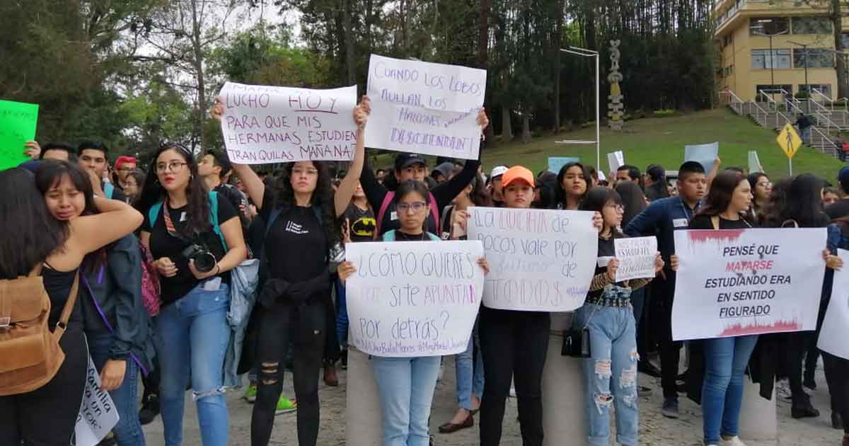 "Ni una bata más" reclaman universitarios en Xalapa