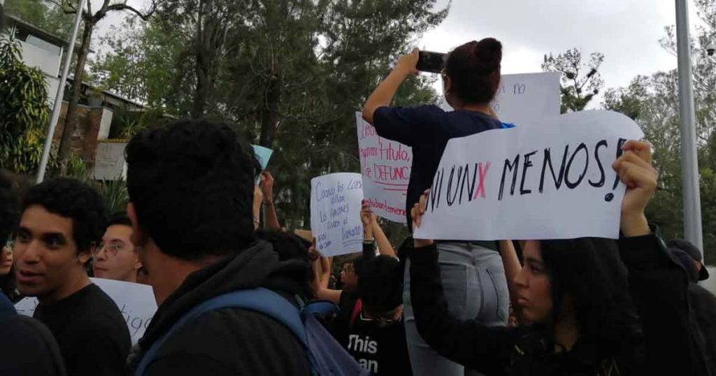 "Ni una bata más" reclaman universitarios en Xalapa