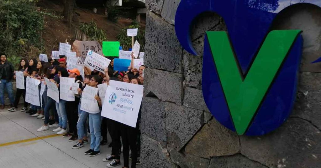 "Ni una bata más" reclaman universitarios en Xalapa