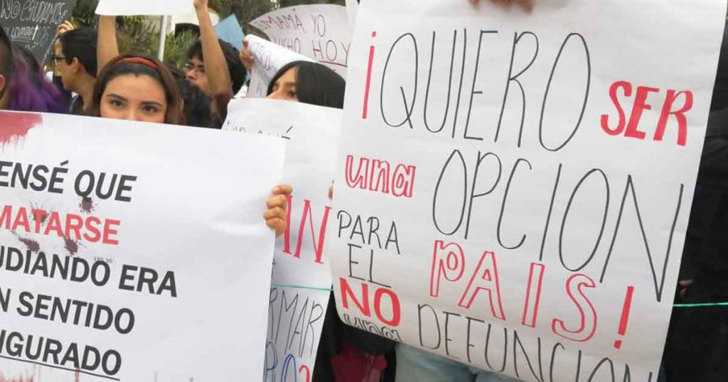"Ni una bata más" reclaman universitarios en Xalapa