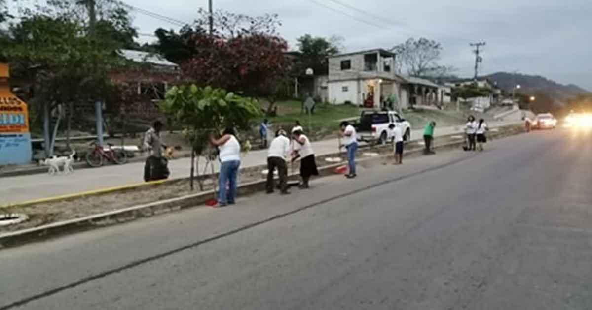 Limpian el boulevard de Chinampa