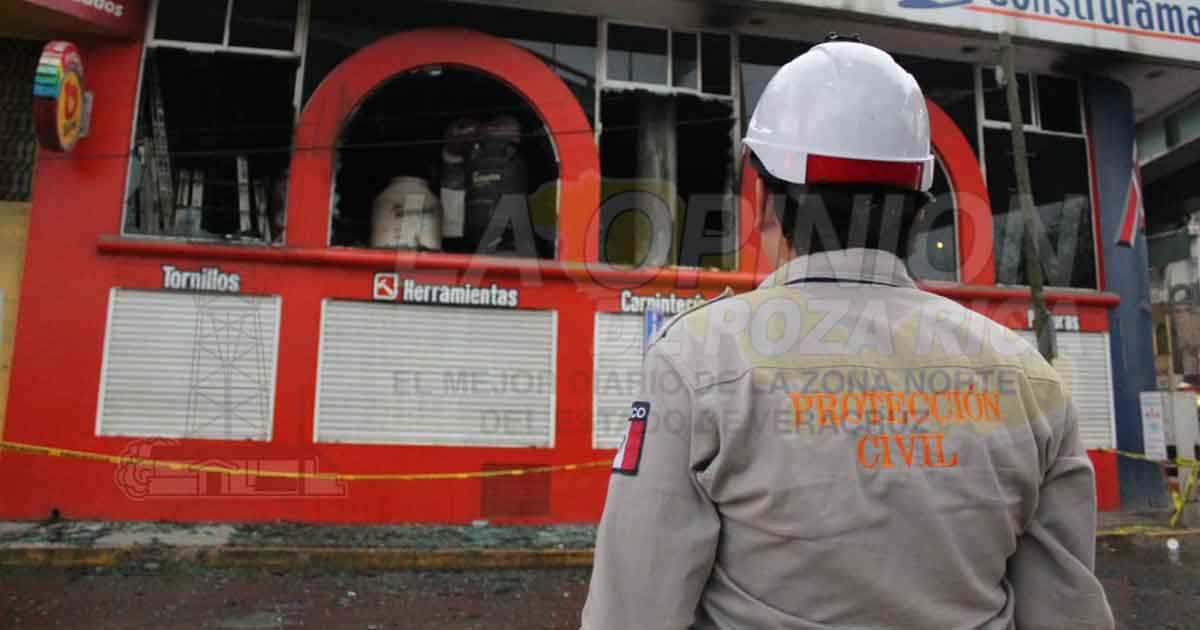 Voraz incendio consume tienda de materiales
