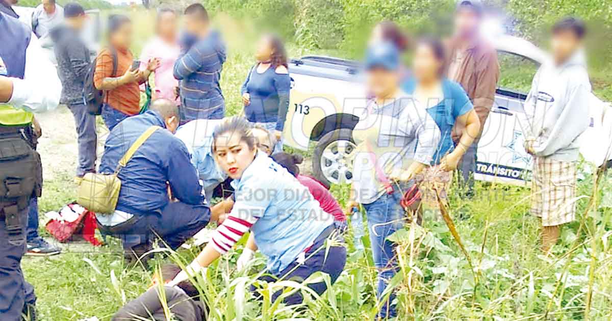 ¡Familia completa se accidenta en su moto!
