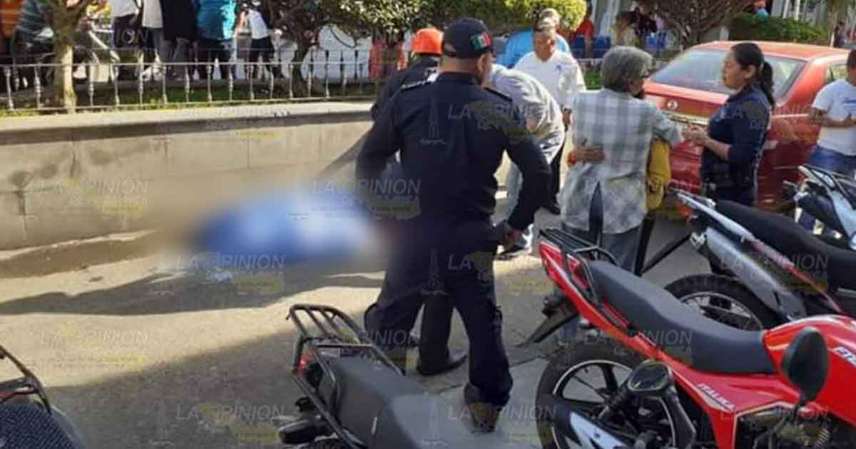 Muere mujer a un costado de palacio municipal de Misantla